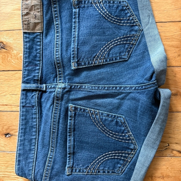 Hollister Low Rise Mid-Blue Rolled Hem Denim Shorts - Picture 4 of 4